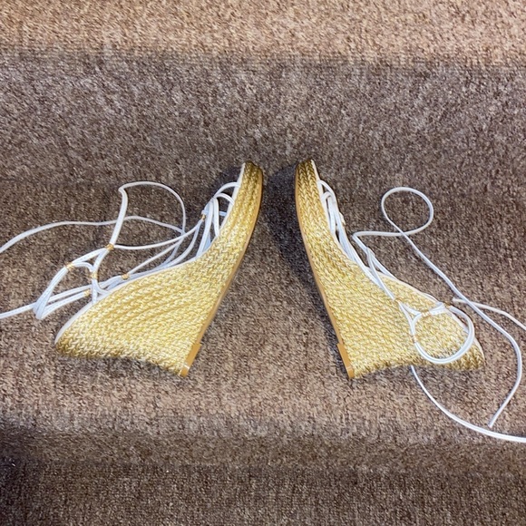 🤍💛🤍NWT Nine West White Leather & Gold Wedge Sandals - Picture 8 of 13